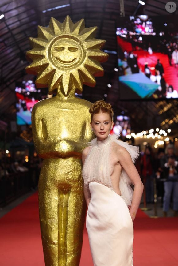 Marina Ruy Barbosa registra as mãos na Calçada da Fama de Gramado ao participar da abertura do festival de cinema nesta sexta-feira (14)