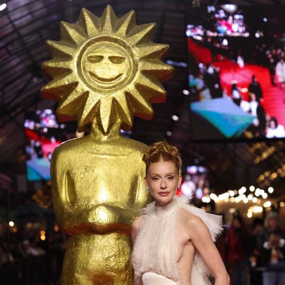 Marina Ruy Barbosa registra as mãos na Calçada da Fama de Gramado ao participar da abertura do festival de cinema nesta sexta-feira (14)