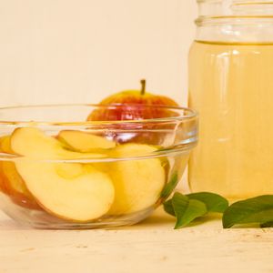 O vinagre, especialmente o de maçã, tem propriedades que auxiliam na saúde, regulam o açúcar no sangue e melhoram a condição da pele