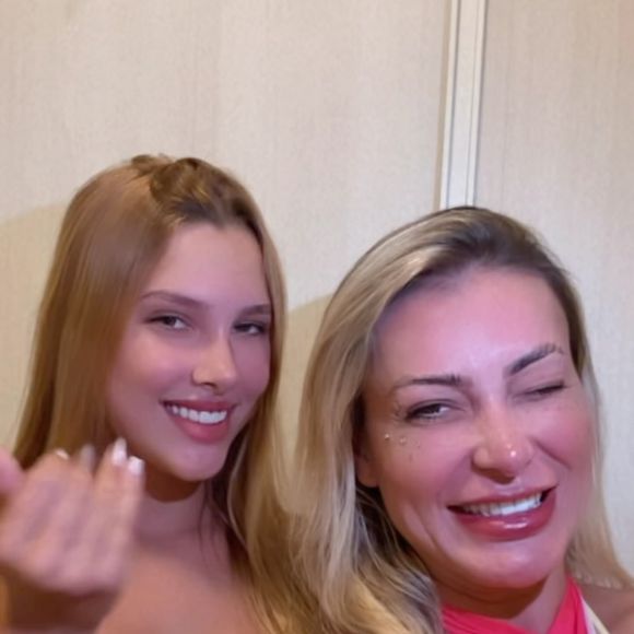 Andressa Urach: ‘Nós duas estamos na plataforma e todo mundo tá pedindo um conteúdo’. Gabi Ayala: ‘Estão pedindo muito uma collab nossa. A gente quer saber o que vocês querem’