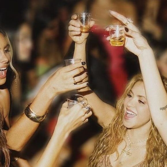 Anitta e Shakira ainda não falam de parceria, mas brasileira participou de clipe da colombiana