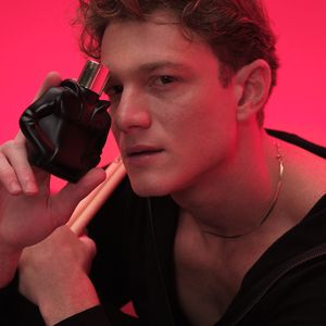 O novo perfume masculino da Benetton ganhou uma versão mais escura e poderosa do icônico frasco em formato de hoodie, reforçando a proposta de maior intensidade.