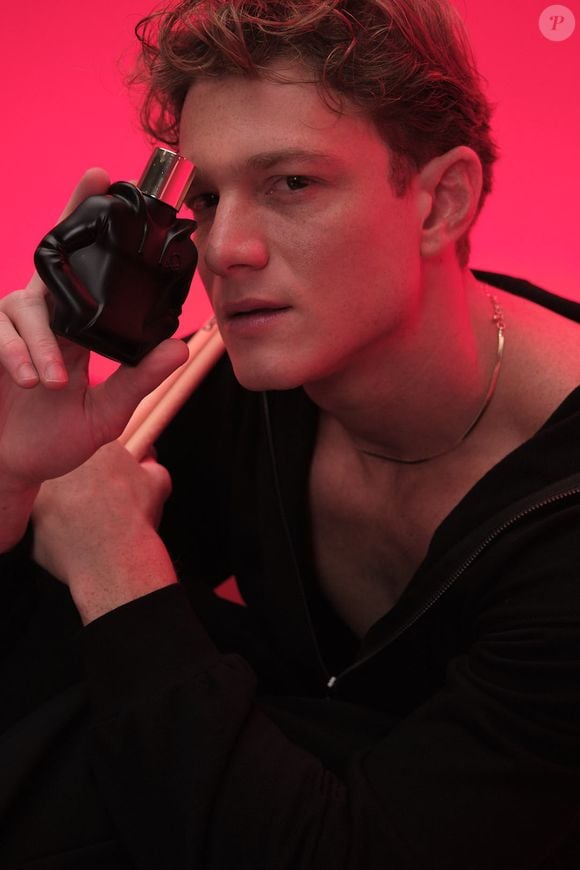 O novo perfume masculino da Benetton ganhou uma versão mais escura e poderosa do icônico frasco em formato de hoodie, reforçando a proposta de maior intensidade.