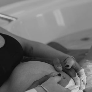 Amanda Araújo teve um parto humanizado ao lado de Richarlison em Maringá (PR), sua cidade natal