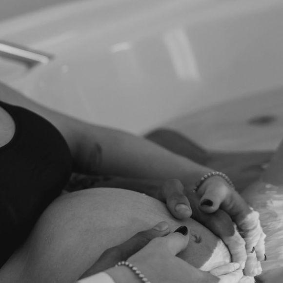 Amanda Araújo teve um parto humanizado ao lado de Richarlison em Maringá (PR), sua cidade natal