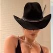 Jennifer Lopez ignora polêmicas com P. Diddy e exibe corpo super definido em foto de biquíni com botas e chapéu. Veja!