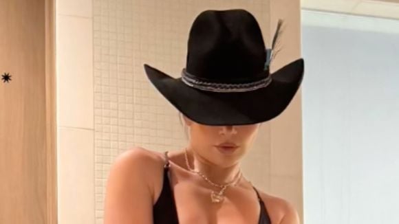 Jennifer Lopez ignora polêmicas com P. Diddy e exibe corpo super definido em foto de biquíni com botas e chapéu. Veja!