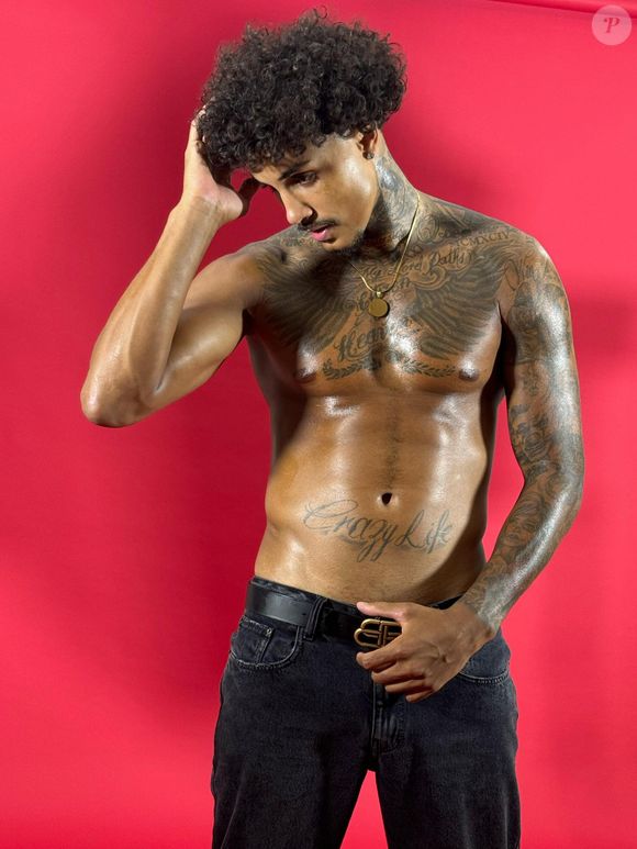 MC Livinho na Privacy: ‘Você vai me ver jogando bola, cantando, dançando, treinando na academia. O pai tá vindo no shape! Além disso, tem o chat pra gente trocar ideia’