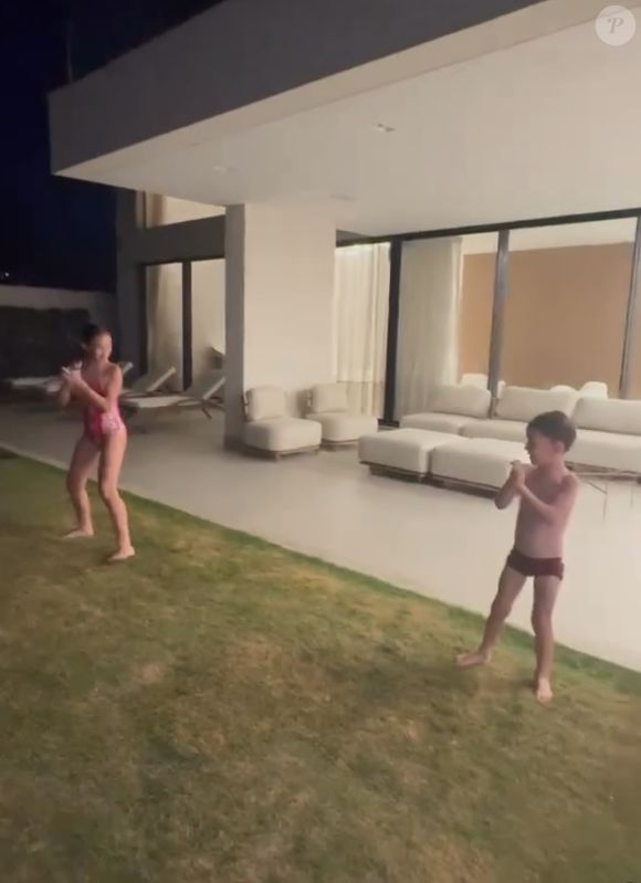 Casa de Jorginho, do Flamengo, tem grandes janelas de vidro onde a luz solar passa iluminando de maneira natural o ambiente interno