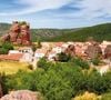 Localizado dentro do Parque Natural Alto Tajo, seu tamanho diminuto pode sugerir uma visita de dez minutos, mas ao redor de suas poucas ruas estende-se um pequeno labirinto