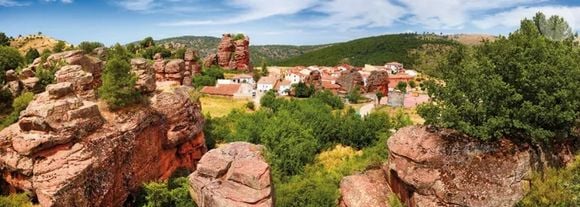 Localizado dentro do Parque Natural Alto Tajo, seu tamanho diminuto pode sugerir uma visita de dez minutos, mas ao redor de suas poucas ruas estende-se um pequeno labirinto