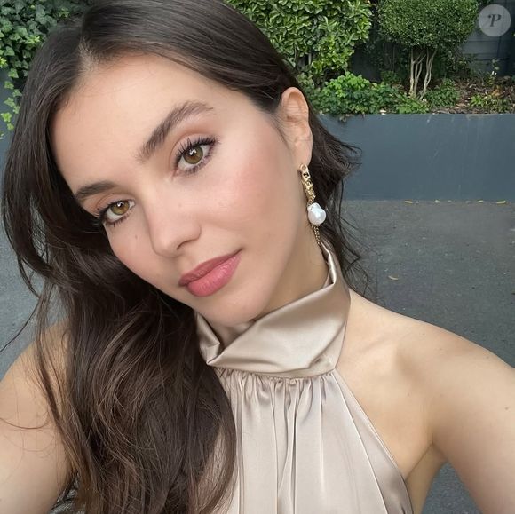 A atriz Almila Ada interpreta "Dönüş" na dizi "Três Irmãs"