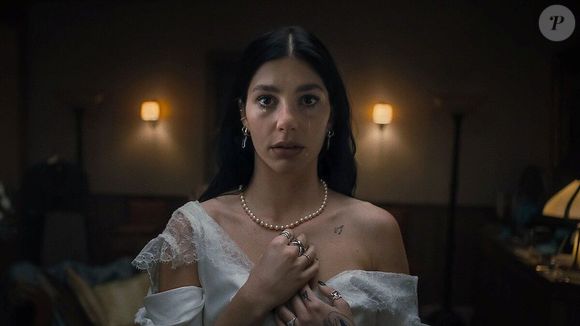 Prepare-se: em 'Algo horrível vai acontecer', nada é o que parece, e cada episódio aumenta o medo.
