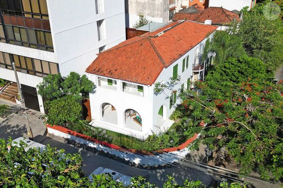 Luxo em cada detalhe: Suíte máster, piscina aquecida e espaço gourmet elevam o nível da sofisticação.