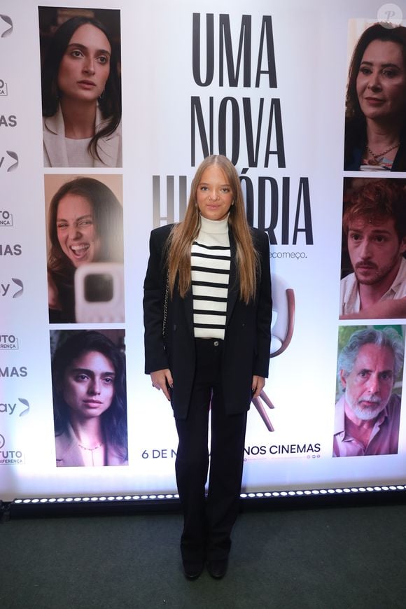 Rafaella Justus completou a paleta minimalista com uma calça preta