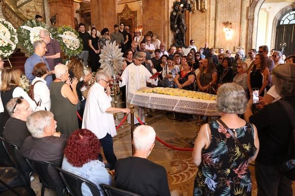 Gilberto Gil e a esposa, Flora Gil, compareceram no velório da icônica cantora