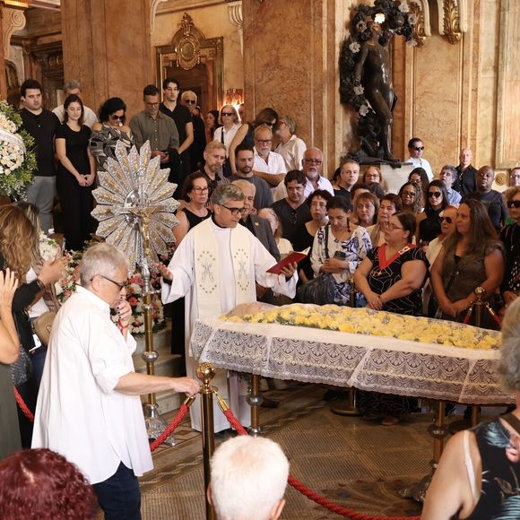 Gilberto Gil e a esposa, Flora Gil, compareceram no velório da icônica cantora