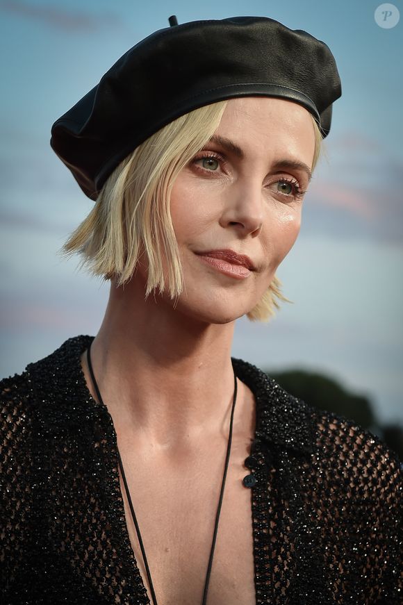 Charlize Theron cresceu em um ambiente instável, marcado pelo alcoolismo do pai e por um episódio traumático na adolescência
