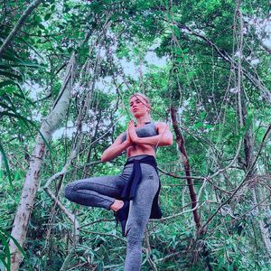 Grazi Massafera exibe treinos e exercícios de yoga nas redes sociais