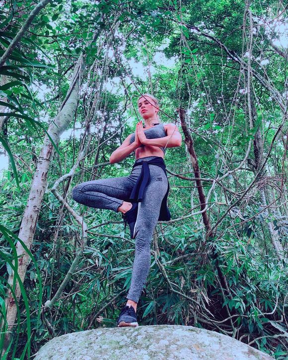 Grazi Massafera exibe treinos e exercícios de yoga nas redes sociais