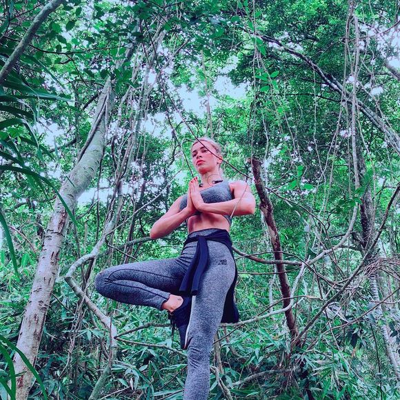 Grazi Massafera exibe treinos e exercícios de yoga nas redes sociais