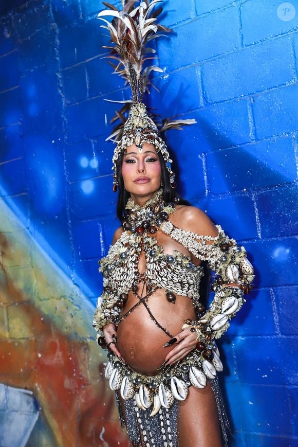 Rainha de bateria da Vila Isabel e da Gaviões da Fiel, Sabrina Sato se prepara para conciliar os desfiles de Carnaval com a maternidade após o nascimento do bebê