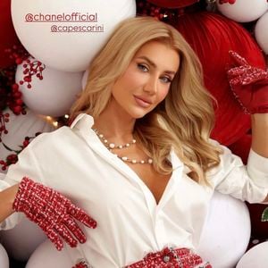 Ana Paula Siebert apostou em uma combinação das cores do Natal, com camisa branca fluida e saia de tweed vermelho de cintura alta