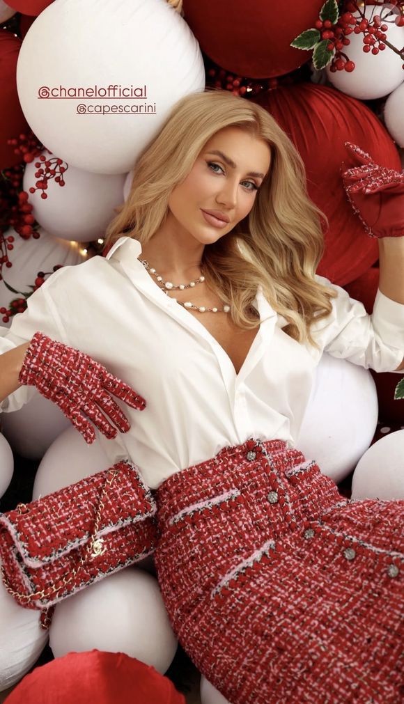 Ana Paula Siebert apostou em uma combinação das cores do Natal, com camisa branca fluida e saia de tweed vermelho de cintura alta