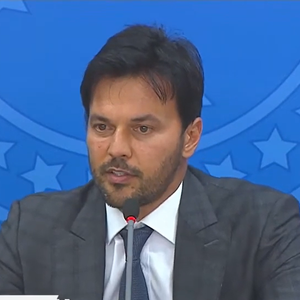 Segundo a Revista Piauí, quatro meses depois de conhecer Daniel Vorcaro, Fábio Faria vendeu ao banqueiro um projeto de energia eólica de 240 MW por R$ 67,5 milhões, negócio que chamou a atenção de especialistas ouvidos pela publicação