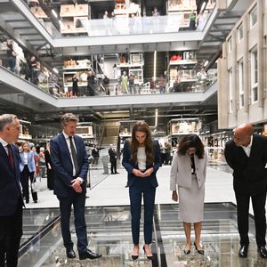 O museu orientava os visitantes a usarem sapatos baixos, devido ao piso metálico em estilo grelha — mais adequado a sapatilhas ou flats.