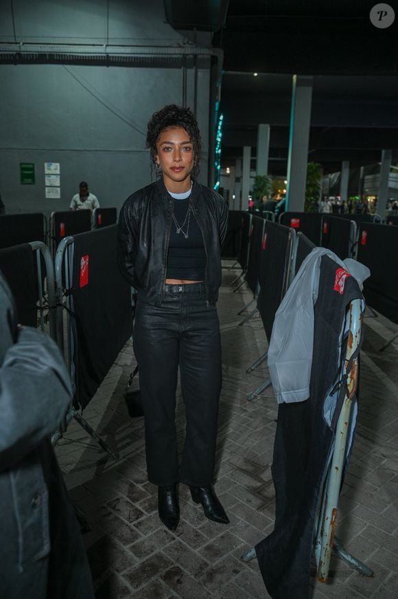 Alice Carvalho foi outra famosa a eleger all black para show de Rosalía