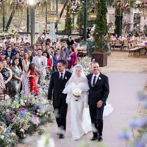 Giovanna Lancellotti entrou acompanhada do pai, Pérsio Roxo Jr., e do padrasto José Álvaro Almeida