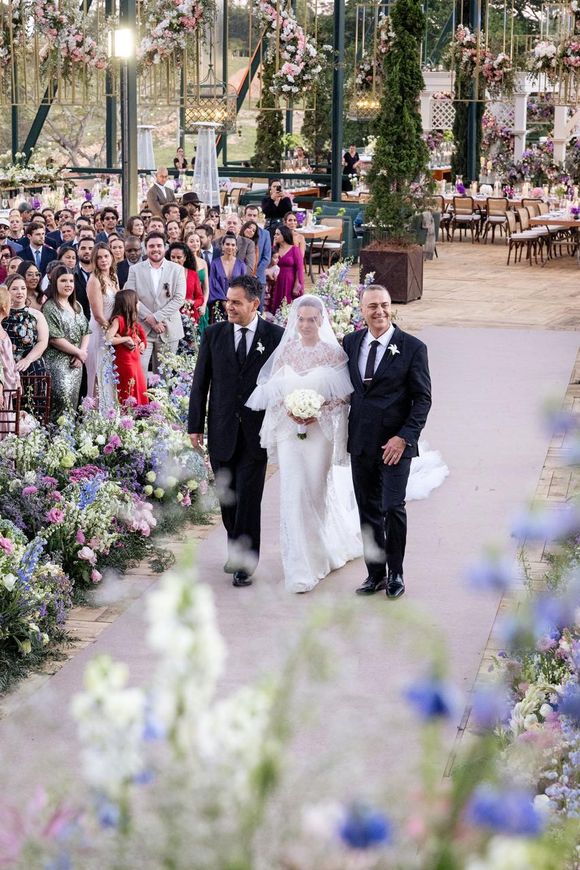 Giovanna Lancellotti entrou acompanhada do pai, Pérsio Roxo Jr., e do padrasto José Álvaro Almeida
