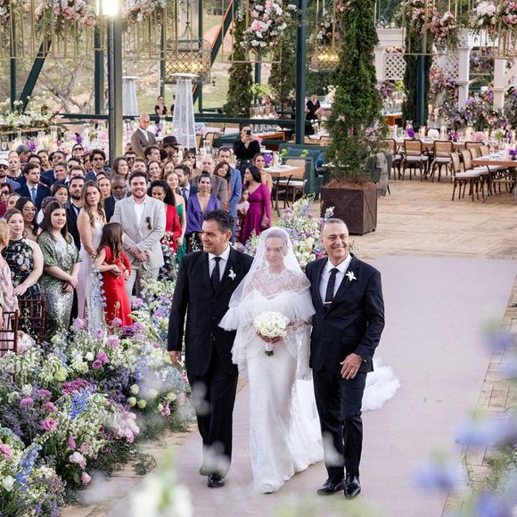 Giovanna Lancellotti entrou acompanhada do pai, Pérsio Roxo Jr., e do padrasto José Álvaro Almeida