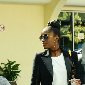 Iza combinou o clássico e o despojado no seu streetstyle