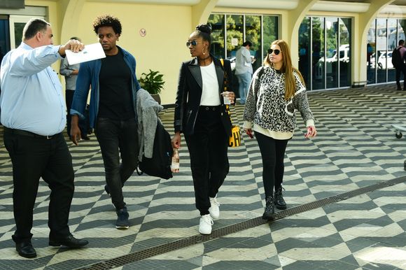 Iza combinou o clássico e o despojado no seu streetstyle