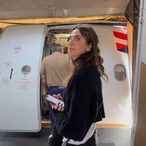 Luciana Gimenez revirou os olhos ao embarcar na aeronave