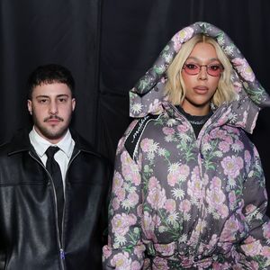 Erika Hilton ao lado do noivo Daniel Zezza que apostou no casual chic