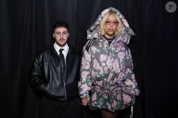 Erika Hilton ao lado do noivo Daniel Zezza que apostou no casual chic