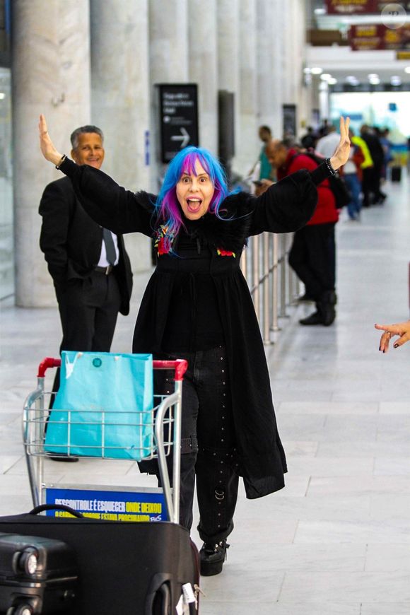 Baby do Brasil pediu em culto em boate que vítimas de abuso sexual perdoassem os seus abusadores