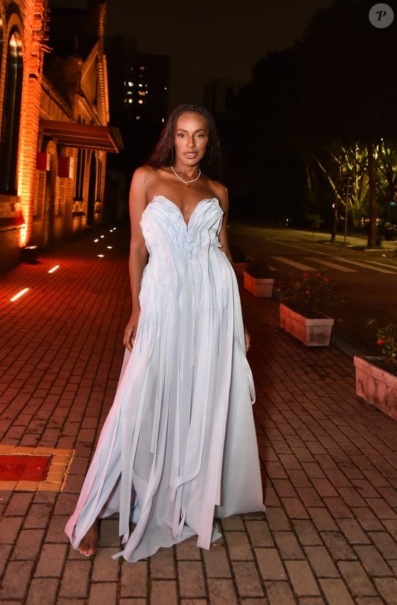 A atriz Pathy de Jesus investiu em look na cor Cloud Dancer