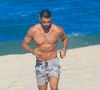 Cauã Reymond, sem camisa, exibiu o corpo malhado em manhã de praia no Rio de Janeiro