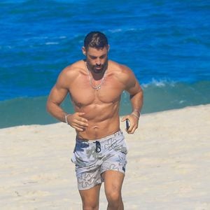 Cauã Reymond, sem camisa, exibiu o corpo malhado em manhã de praia no Rio de Janeiro