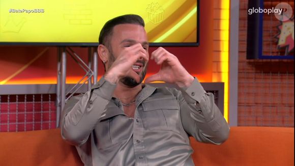 Diego brincou que está solteiro e Gil correspondeu ao 'flerte' no 'Bate-Papo BBB'