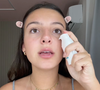 Em seguida, Antonela aplica mais um sérum, desta vez um corretor facial antiacne da marca Avene