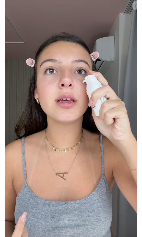 Em seguida, Antonela aplica mais um sérum, desta vez um corretor facial antiacne da marca Avene