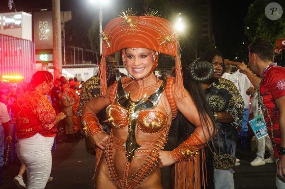 "O couro, as cores, as texturas, o touro e, no brilho dos metais, a resistência de quem nunca se curvou. A crina que me veste é vento selvagem, liberdade indomável", escreveu Flávia Alessandra na web