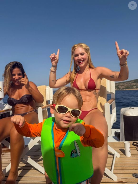 Virgínia foi criticada por posar para uma foto ousada, sentada no colo de Vini  Jr., no mesmo ambiente que os filhos