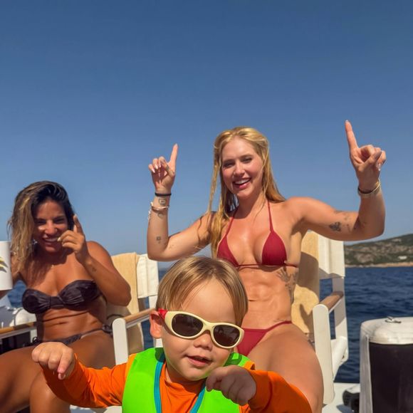 Virgínia foi criticada por posar para uma foto ousada, sentada no colo de Vini  Jr., no mesmo ambiente que os filhos