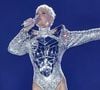 Xuxa Meneghel reforça seus próprios valores ao usar figurino cavado em show